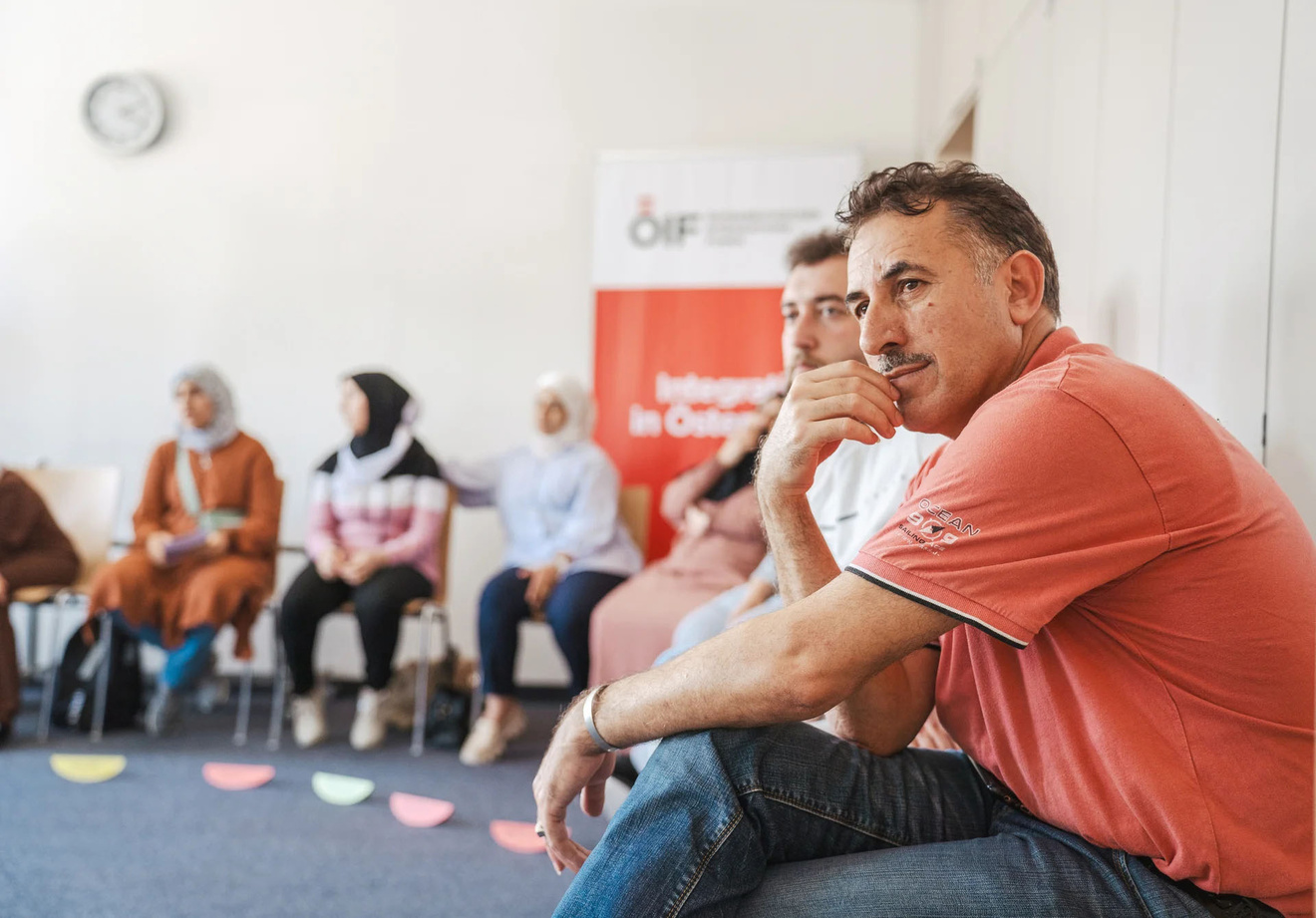 Gruppensitzung mit Menschen unterschiedlichen Hintergrunds.